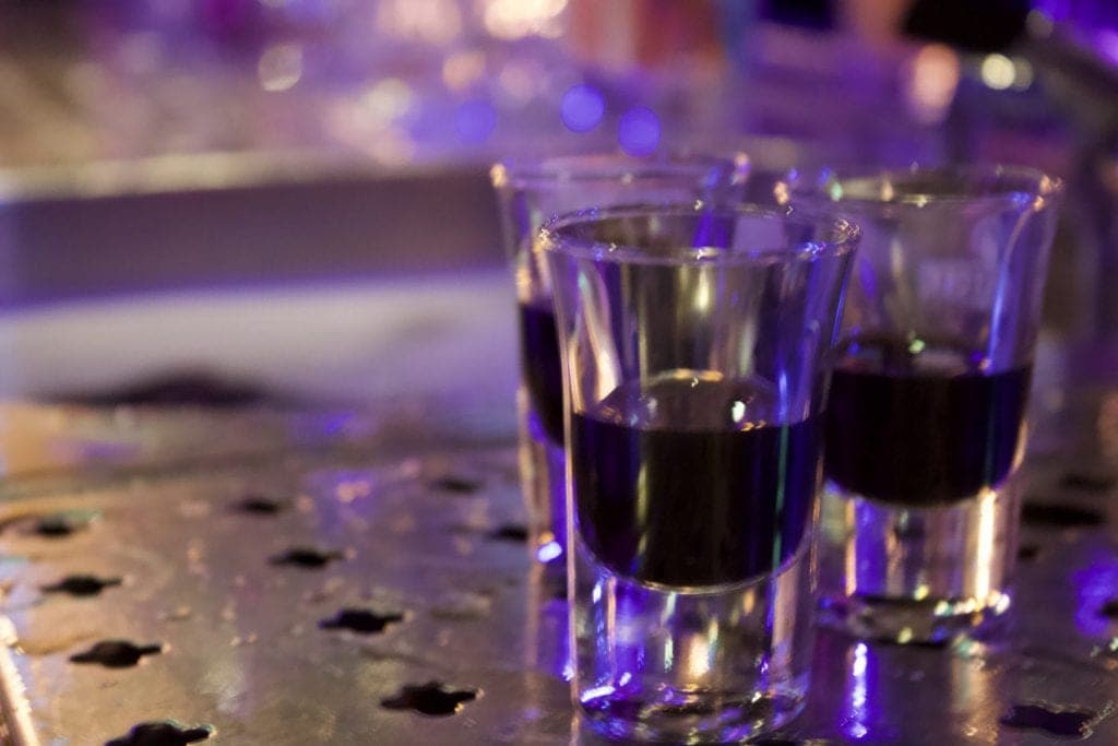 Shotglaasjes aan de bar van GayCafé De Roze Beurs in Leiden.